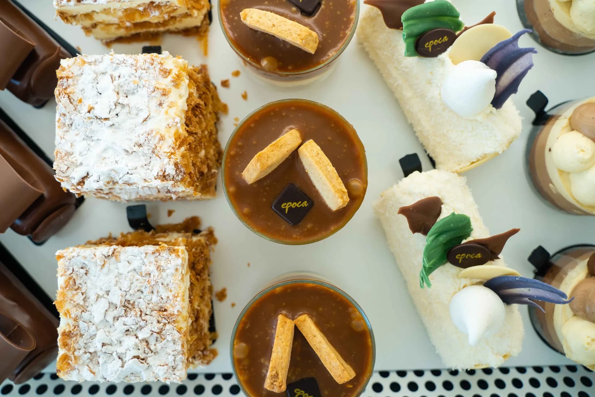 Millefeuille squares and caramel cream cups signed with the Epoca logo